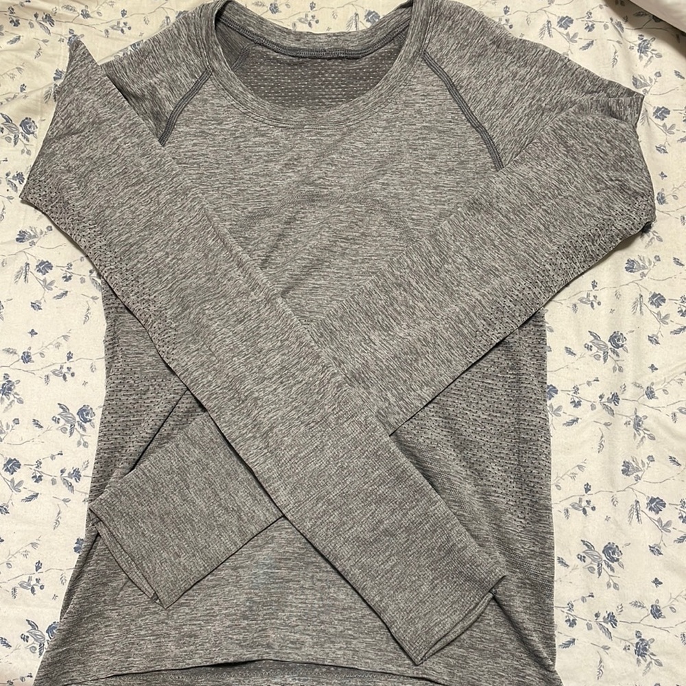 Women’s lululemon athletica Heather Gray Long Sleeve Top Swift workout